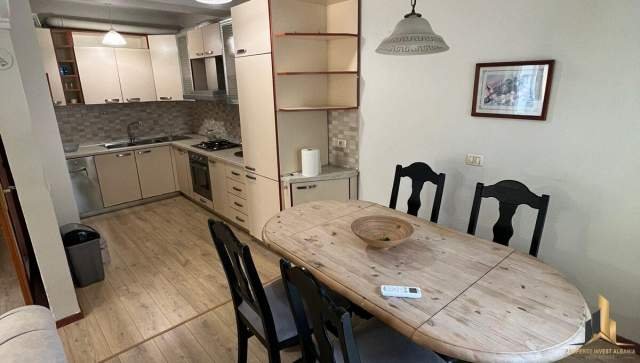 Tirane, jepet me qera apartament 2+1 Kati 8, 130 m² 700 Euro (Bllok)