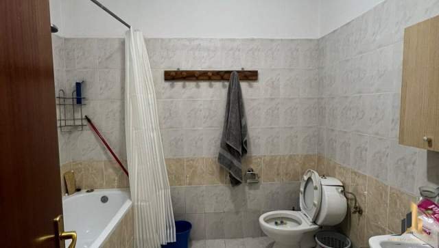 Tirane, jepet me qera apartament 2+1 Kati 8, 130 m² 700 Euro (Bllok)
