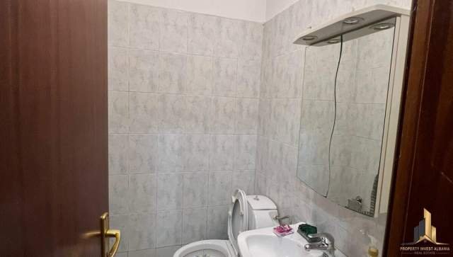 Tirane, jepet me qera apartament 2+1 Kati 8, 130 m² 700 Euro (Bllok)