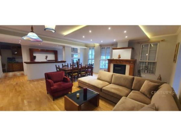 Tirane, jepet me qera apartament 3+1 Kati 6, 180 m² 1.100 Euro (Qender)