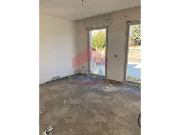 📌Tirane, Shitet Shtepia 450 m2 me toke 1.300 m²  (Shkoze)