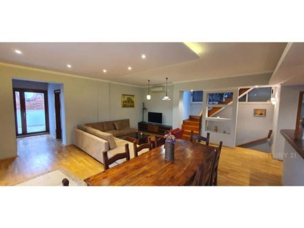 Tirane, jepet me qera apartament 3+1 Kati 6, 180 m² 1.100 Euro (Qender)
