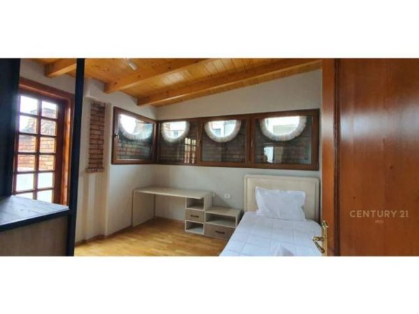 Tirane, jepet me qera apartament 3+1 Kati 6, 180 m² 1.100 Euro (Qender)