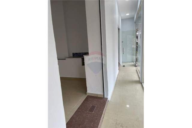 Tirane, jepet me qera dyqan Kati 0, 50 m² 500 Euro (Ferit Xhajko)