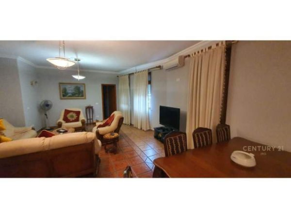 Tirane, jepet me qera apartament 3+1 Kati 5, 100 m² 450 Euro (Qender)
