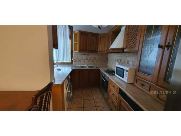 Tirane, jepet me qera apartament 3+1 Kati 5, 100 m² 450 Euro (Qender)