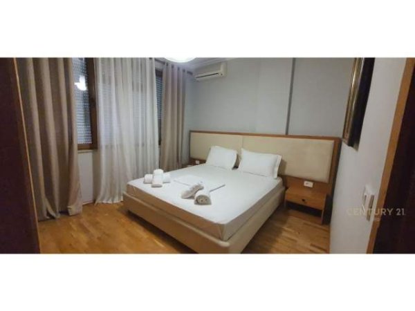 Tirane, jepet me qera apartament 3+1 Kati 5, 100 m² 450 Euro (Qender)