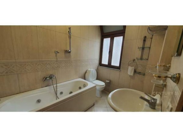 Tirane, jepet me qera apartament 3+1 Kati 5, 100 m² 450 Euro (Qender)