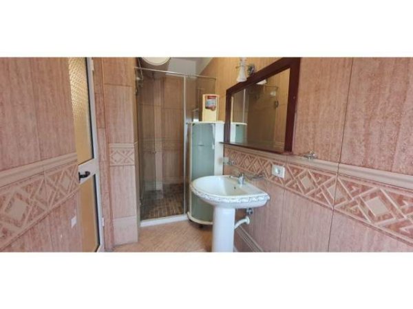 Tirane, jepet me qera apartament 3+1 Kati 6, 180 m² 1.100 Euro (Qender)