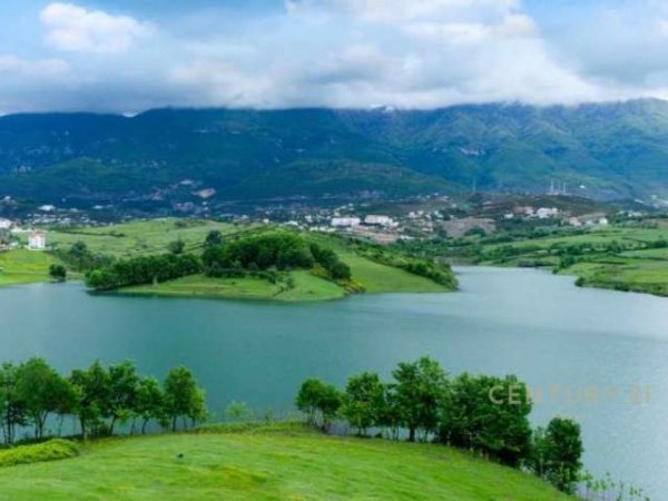 Tirane, shes toke 9.750 m² 975.000 Euro (Liqeni i Farkes)