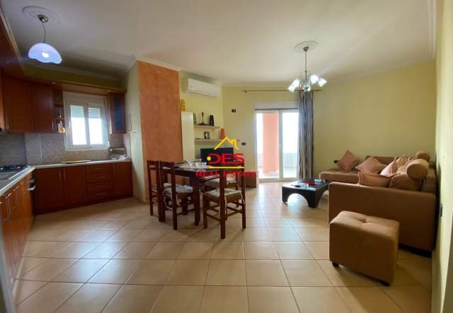 Vlore, jepet me qera apartament Kati 8, 155 m² 450 Euro (Rruga Kosova)