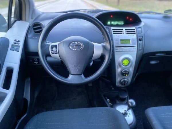 Tirane, shes makine Toyota yaris Automatike Viti 2007,