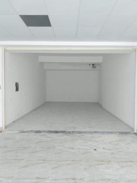 Durres, jepet me qera dyqan Kati 2, 45 m² 175 Euro (QENDER)