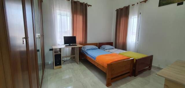 Tirane, jepet me qera apartament 2+1 Kati 1, 110 m² 28.000 Leke