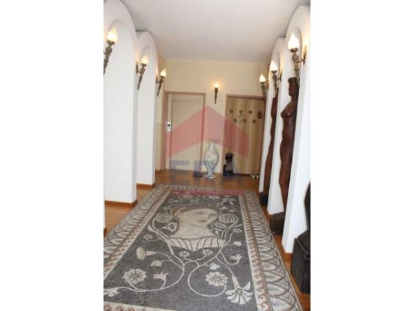 Tirane, jepet me qera Vile Kati 4, 900 m² 3.500 Euro