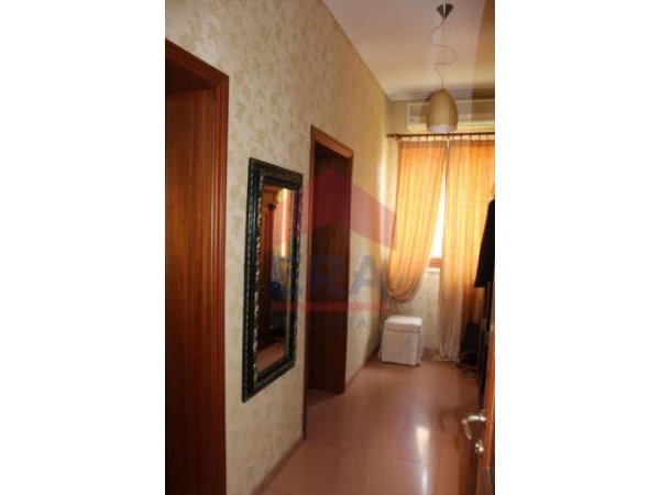 Tirane, jepet me qera Vile Kati 4, 900 m² 3.500 Euro