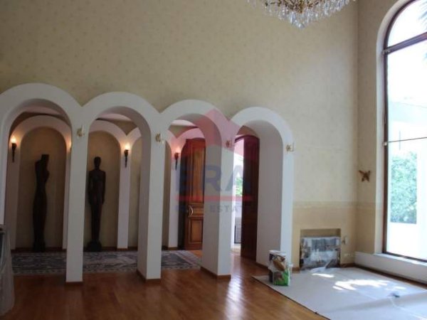 Tirane, jepet me qera Vile Kati 4, 900 m² 3.500 Euro