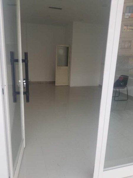 Tirane, jepet me qera dyqan Kati 1, 30 m² 25.000 Leke (Vasil Shanto)