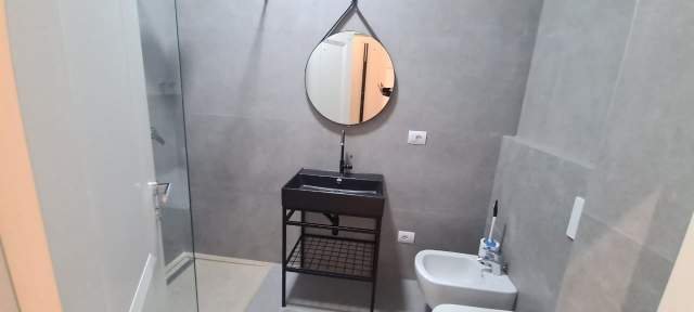 Tirane, jepet me qera apartament 1+1+BLK Kati 8, 70 m² 400 Euro (Amerikan 3)