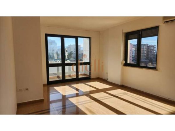 Tirane, jepet me qera zyre Kati 6, 168 m² 1.500 Euro (Bulevardi Deshmoret e Kombit)