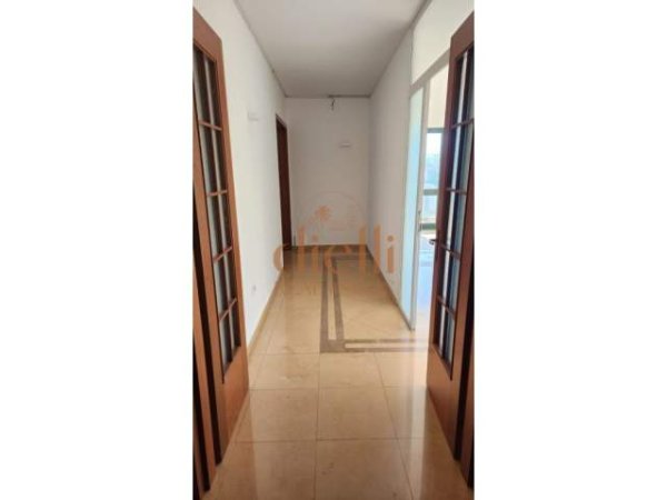 Tirane, jepet me qera zyre Kati 6, 168 m² 1.500 Euro (Bulevardi Deshmoret e Kombit)