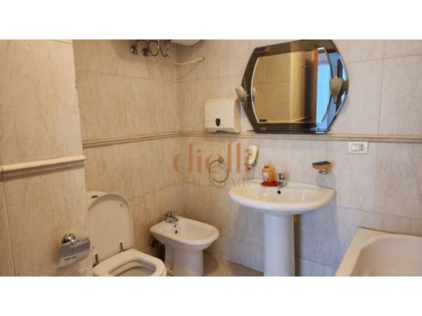 Tirane, jepet me qera zyre Kati 6, 168 m² 1.500 Euro (Bulevardi Deshmoret e Kombit)