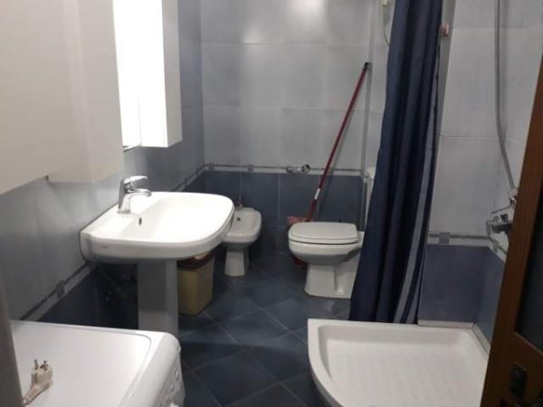 Tirane, jepet me qera apartament 1+1 Kati 5, 80 m² 450 Euro (Pallatet Agimi)