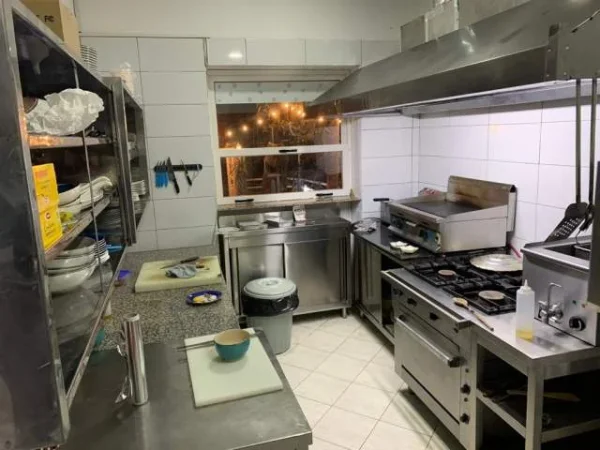 Tirane, shitet bar-resorant Kati 0, 120 m² 25.000 Euro