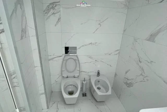 Tirane, jepet me qera zyre Kati 3, 152 m² 2000 Euro (Rruga e Elbasanit)