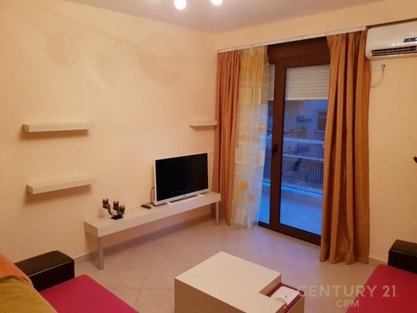 Tirane, jepet me qera apartament 2+1+Aneks+Ballkon Kati 4, 94 m² 700 € (rruga e Barrikadave)