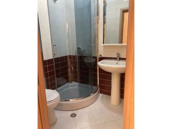 Tirane, jepet me qera apartament 2+1+Aneks+Ballkon Kati 4, 94 m² 700 € (rruga e Barrikadave)