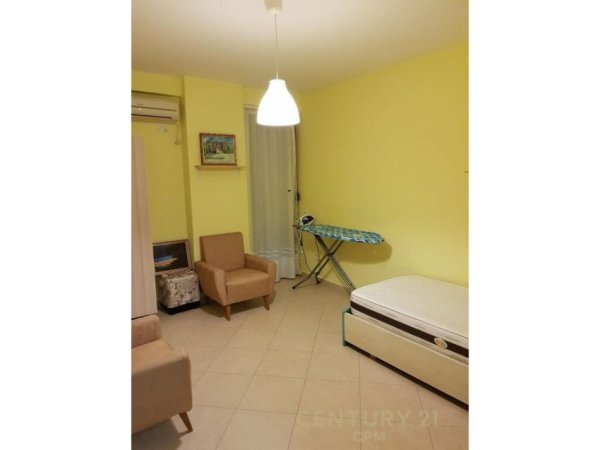 Tirane, jepet me qera apartament 2+1+Aneks+Ballkon Kati 4, 94 m² 700 € (rruga e Barrikadave)