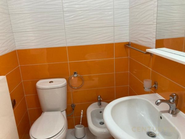 Tirane, jepet me qera apartament 2+1+Aneks+Ballkon Kati 4, 94 m² 700 € (rruga e Barrikadave)
