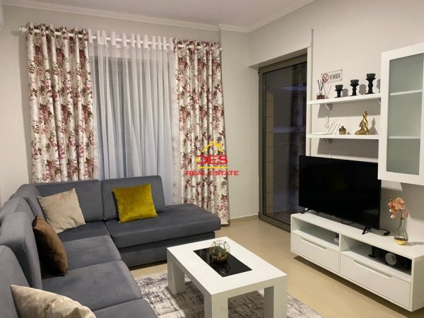 Vlore, jepet me qera apartament 1+1+Ballkon Kati 5, 107 m² 600 € (Rruga Aleksandër Moisiu)