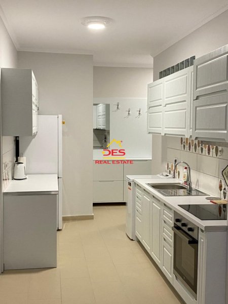 Vlore, jepet me qera apartament 1+1+Ballkon Kati 5, 107 m² 600 € (Rruga Aleksandër Moisiu)