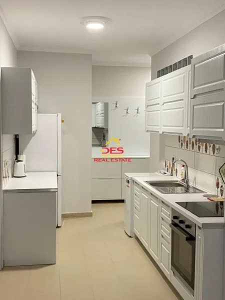Vlore, jepet me qera apartament 1+1+Ballkon Kati 5, 107 m² 600 € (Rruga Aleksandër Moisiu)