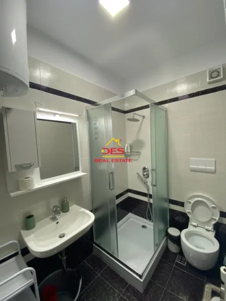 Vlore, jepet me qera apartament 1+1+Ballkon Kati 5, 107 m² 600 € (Rruga Aleksandër Moisiu)