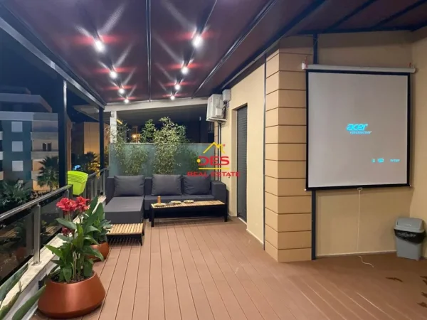 Vlore, jepet me qera apartament 1+1+Ballkon Kati 5, 107 m² 600 € (Rruga Aleksandër Moisiu)