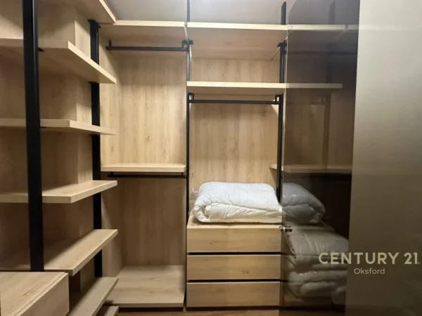 Tirane, jepet me qera apartament 2+1+Aneks+Ballkon Kati 11, 138 m² 2.100 € (ISH BLLOK)