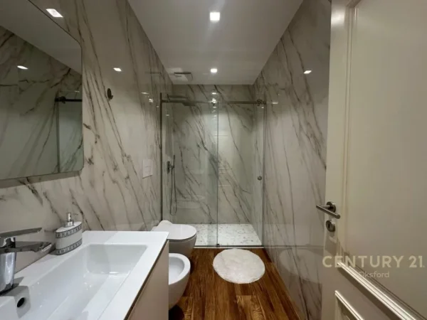 Tirane, jepet me qera apartament 2+1+Aneks+Ballkon Kati 11, 138 m² 2.100 € (ISH BLLOK)