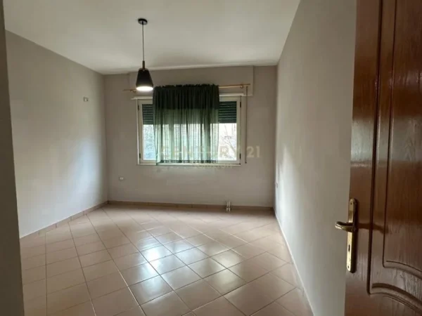 Tirane, jepet me qera ambjent biznesi Kati 1, 100 m² 700 € (Komuna e Parisit)