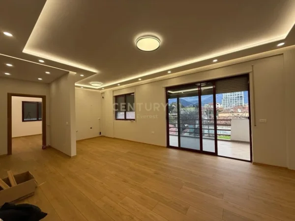 Tirane, shes apartament 2+1+Aneks+Ballkon Kati 1, 115 m² 260.000 € (QENDER)