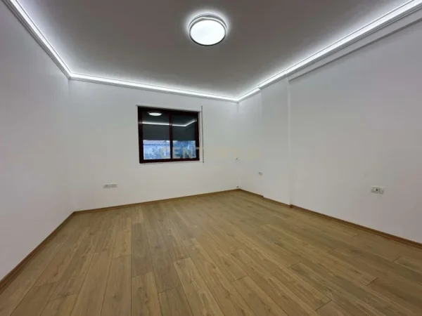 Tirane, shes apartament 2+1+Aneks+Ballkon Kati 1, 115 m² 260.000 € (QENDER)