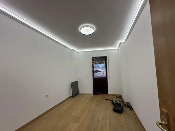 Tirane, shes apartament 2+1+Aneks+Ballkon Kati 1, 115 m² 260.000 € (QENDER)