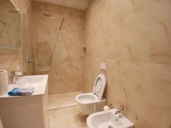 Tirane, jepet me qera ambjent biznesi Kati 1, 160 m² 1.400 € (tek Tirana Garden Building, Rruga e Kavajës.)