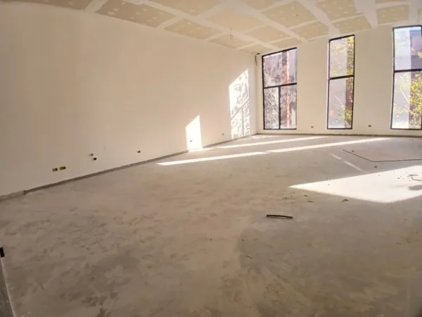 Tirane, jepet me qera ambjent biznesi Kati 1, 80 m² 1.400 € (Rruga e Kavajës, Tirana Garden Building.)