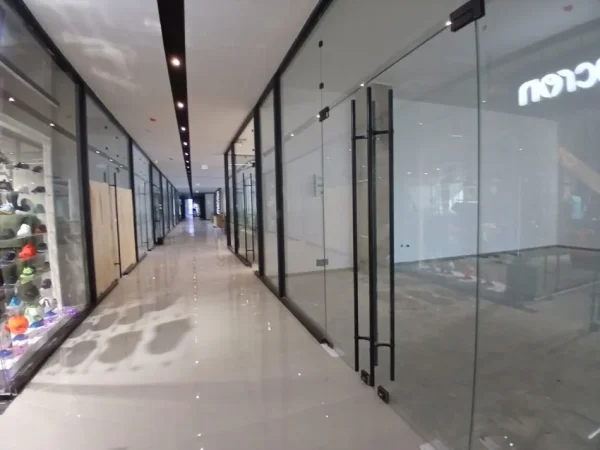 Tirane, jepet me qera ambjent biznesi Kati 1, 80 m² 1.400 € (Rruga e Kavajës, Tirana Garden Building.)