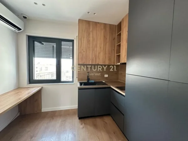 Tirane, jepet me qera zyre Kati 4, 143 m² 2.000 € (PALLATI MOXART)