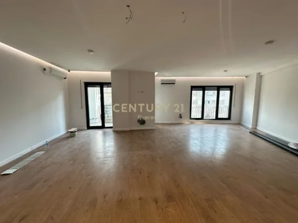 Tirane, jepet me qera zyre Kati 4, 143 m² 2.000 € (PALLATI MOXART)