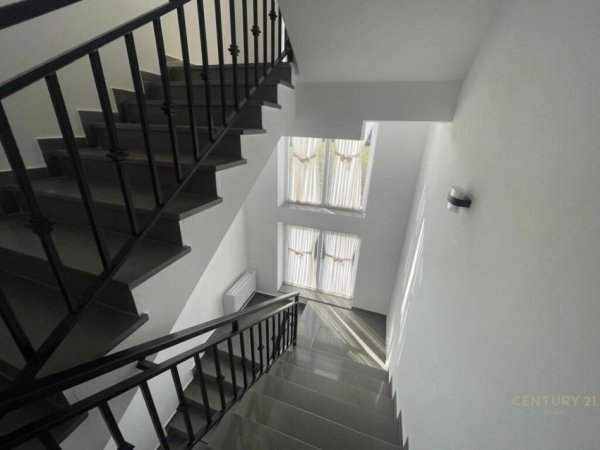 Tirane, jepet me qera Vile 3 Katshe Kati 3, 590 m² 2.500 € (TEG)